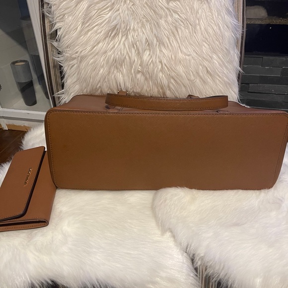 Michael Kors Saffiano Leather Handbag & wallet - Picture 10 of 10